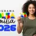 Mulher brasileira segurando cartão do Bolsa Família com cédulas de real simbolizando pagamento de R$ 1.000 em 2026