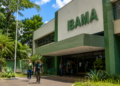 Fachada de prédio do Ibama com pessoas na entrada, representando a prorrogação da validade do concurso público.