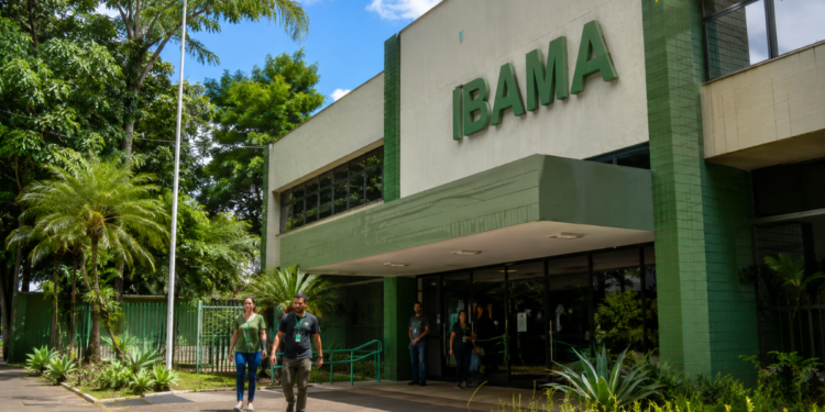 Fachada de prédio do Ibama com pessoas na entrada, representando a prorrogação da validade do concurso público.
