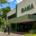Fachada de prédio do Ibama com pessoas na entrada, representando a prorrogação da validade do concurso público.