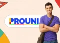 Estudante sorrindo ao lado da marca Prouni, representando o processo de seleção de bolsas para universidades privadas em 2026/2.