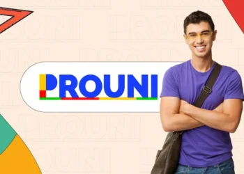 Estudante sorrindo ao lado da marca Prouni, representando o processo de seleção de bolsas para universidades privadas em 2026.2.