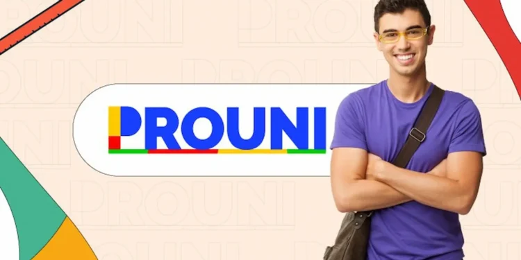 Estudante sorrindo ao lado da marca Prouni, representando o processo de seleção de bolsas para universidades privadas em 2026.2.