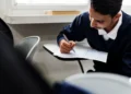 Candidato realiza prova para comprovar preparo e competências profissionais.