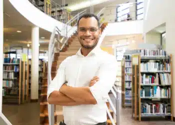 Professor em ambiente de biblioteca representando participantes da Prova Nacional Docente.