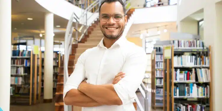 Professor em ambiente de biblioteca representando participantes da Prova Nacional Docente.