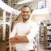 Professor em ambiente de biblioteca representando participantes da Prova Nacional Docente.
