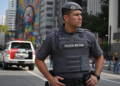 Policial militar de São Paulo em área urbana, representando a prova objetiva do concurso da PM-SP marcada para 16 de agosto de 2026.