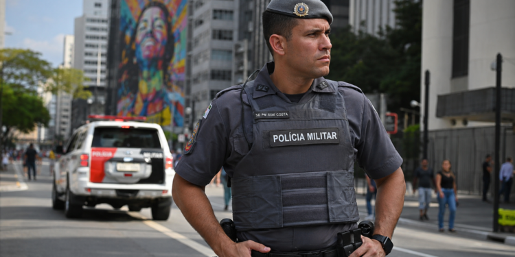 Policial militar de São Paulo em área urbana, representando a prova objetiva do concurso da PM-SP marcada para 16 de agosto de 2026.