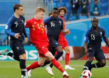 Jogadores disputando a bola em partida decisiva das quartas de final da Copa do Mundo