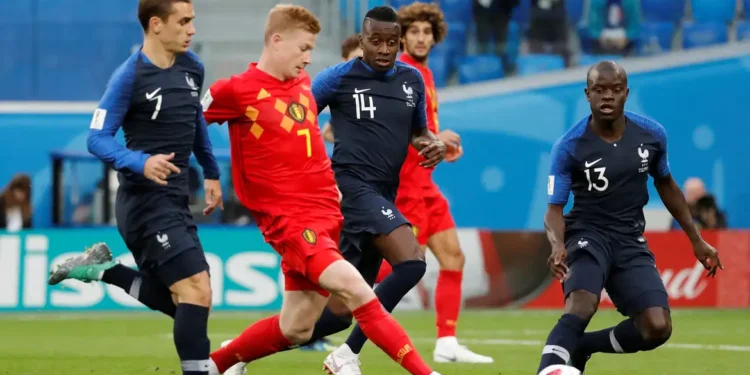 Jogadores disputando a bola em partida decisiva das quartas de final da Copa do Mundo