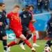 Jogadores disputando a bola em partida decisiva das quartas de final da Copa do Mundo
