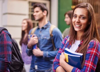 Estudantes em ambiente universitário simbolizando mudança de carreira e retomada dos estudos na segunda graduação.