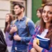 Estudantes em ambiente universitário simbolizando mudança de carreira e retomada dos estudos na segunda graduação.