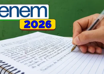 Imagem ilustrativa sobre a redação do Enem 2026, com caderno, caneta e destaque para a preparação do texto dissertativo-argumentativo.