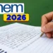 Imagem ilustrativa sobre a redação do Enem 2026, com caderno, caneta e destaque para a preparação do texto dissertativo-argumentativo.