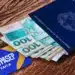 Carteira de trabalho, dinheiro e cartão PIS/Pasep representam ressarcimento a trabalhadores.