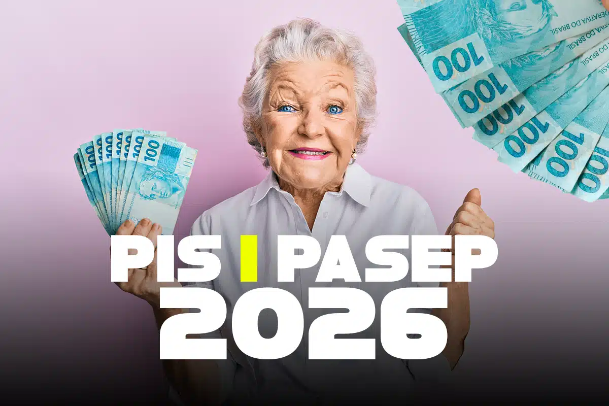 Ressarcimento das cotas do PIS/Pasep em 2026 Idosa segurando cédulas de real, representando o direito ao ressarcimento das cotas do PIS/Pasep em 2026