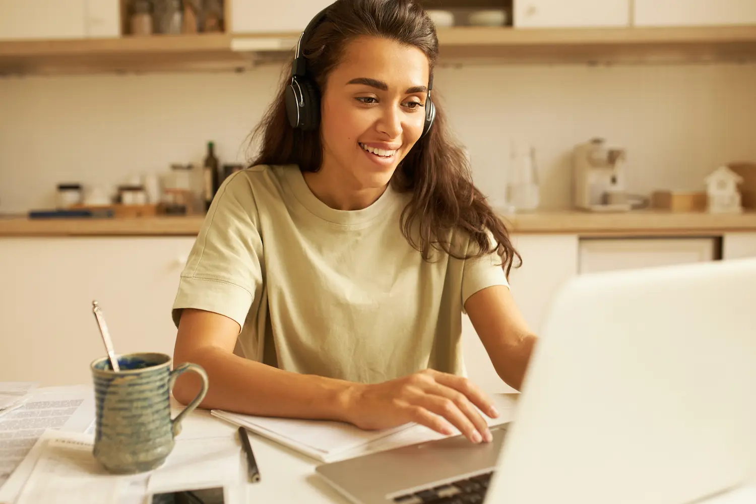 Jovem Aprendiz Correios 2026 Jovem estudante usando notebook para consultar o resultado do processo seletivo Jovem Aprendiz 2026 dos Correios.