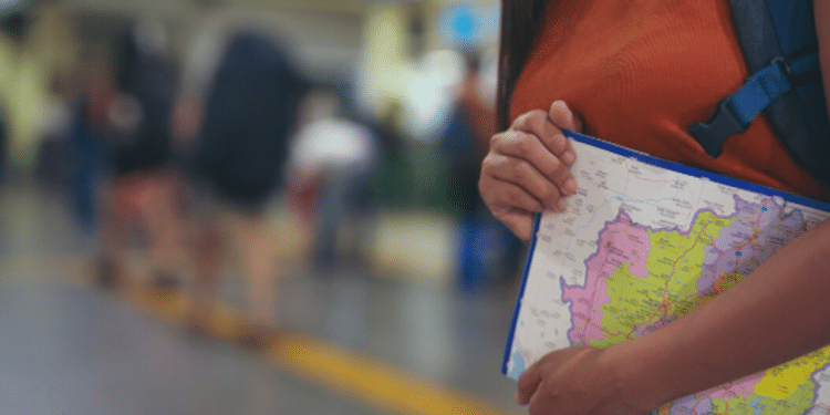 Estudante com mochila e material em mãos representa a permanência escolar revelada pelo Censo Escolar