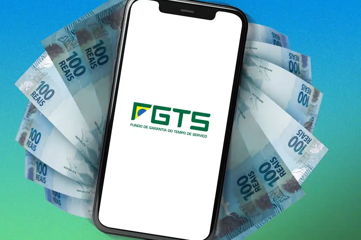 Celular com FGTS na tela e notas de dinheiro ao fundo, representando o processo de solicitação do Saque Calamidade pelo aplicativo.