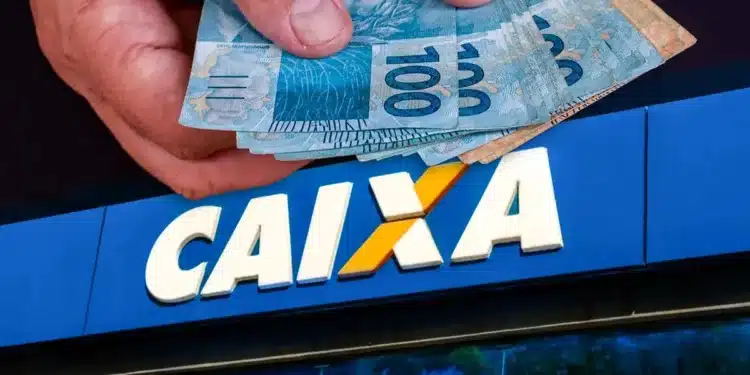 Mãos segurando cédulas de real em frente à fachada da Caixa Econômica Federal, ilustrando liberação de saque de R$ 6.220.