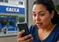 Mulher mexendo no celular, representando o processo de solicitação do saque de R$ 6.220 da Caixa pelo aplicativo.