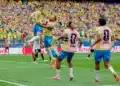 Jogadores da Seleção Brasileira celebram lance decisivo em partida contra o Japão na Copa do Mundo de 2026.