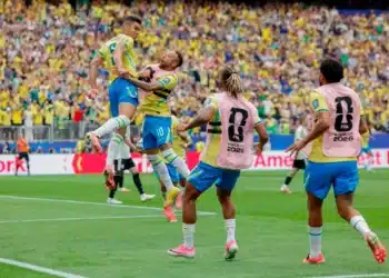 Jogadores da Seleção Brasileira celebram lance decisivo em partida contra o Japão na Copa do Mundo de 2026.