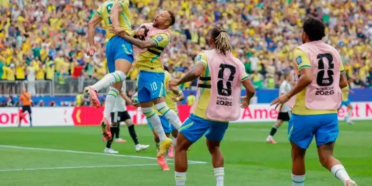 Jogadores da Seleção Brasileira celebram lance decisivo em partida contra o Japão na Copa do Mundo de 2026.