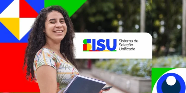 Estudante segurando caderno em imagem de divulgação do Sisu, com destaque para inscrições do Sisu+ 2026.