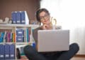Candidata utiliza o notebook para registrar o uso de nome social na PND 2026