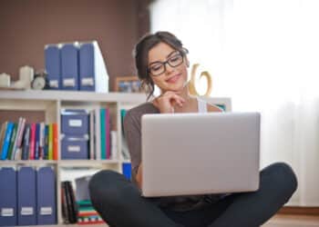 Candidata utiliza o notebook para registrar o uso de nome social na PND 2026