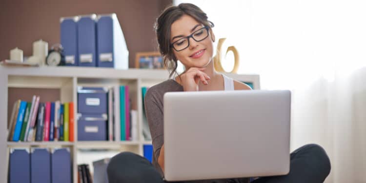 Candidata utiliza o notebook para registrar o uso de nome social na PND 2026