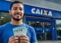 Homem segurando dinheiro em frente à agência da Caixa Econômica Federal, ilustrando a solicitação do valor de R$ 6.220.