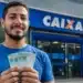Homem segurando dinheiro em frente à agência da Caixa Econômica Federal, ilustrando a solicitação do valor de R$ 6.220.