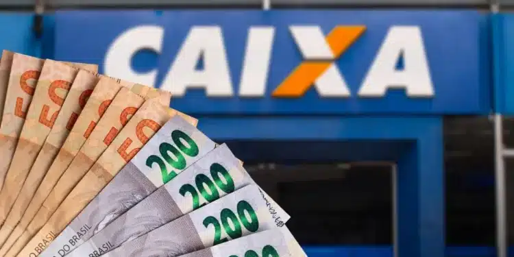 Dinheiro em notas de real em frente a uma agência da Caixa Econômica Federal, representando a solicitação do saque de R$ 6.220.
