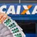 Dinheiro em notas de real em frente a uma agência da Caixa Econômica Federal, representando a solicitação do saque de R$ 6.220.
