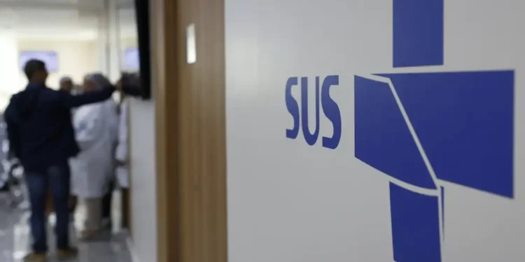 Paciente em fila de atendimento, representando o aumento de cirurgias do SUS em 428 mil procedimentos anuais.