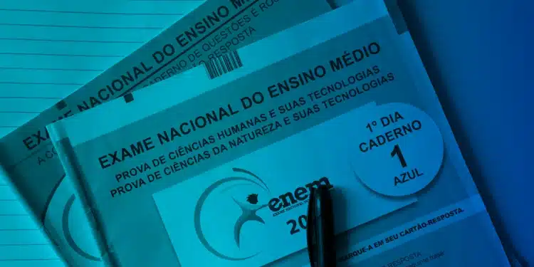 Estudante visualiza cadernos do Enem enquanto acompanha informações sobre o prazo de pagamento da taxa de inscrição.