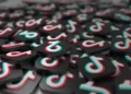 Logos do TikTok em destaque para ilustrar novo recurso de fixar Stories no perfil.