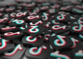 Logos do TikTok em destaque para ilustrar novo recurso de fixar Stories no perfil.