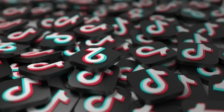 Logos do TikTok em destaque para ilustrar novo recurso de fixar Stories no perfil.
