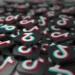 Logos do TikTok em destaque para ilustrar novo recurso de fixar Stories no perfil.