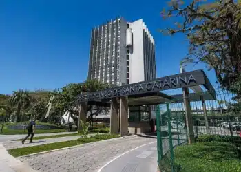 Vista externa do edifício do Tribunal de Justiça de Santa Catarina em área urbana de Florianópolis.