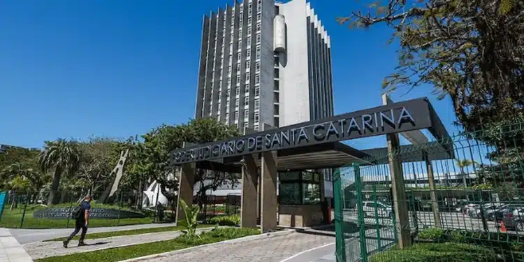 Vista externa do edifício do Tribunal de Justiça de Santa Catarina em área urbana de Florianópolis.