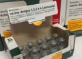 Caixa com frascos da vacina contra dengue do Butantan, destinada ao armazenamento e distribuição pelos municípios.