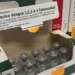 Caixa com frascos da vacina contra dengue do Butantan, destinada ao armazenamento e distribuição pelos municípios.
