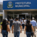 Grupo de pessoas caminha em direção à Prefeitura Municipal em imagem sobre concursos com salários acima de R$ 7 mil.
