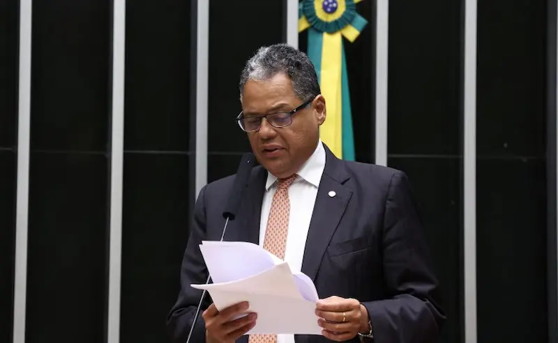 Antonio Brito relata projeto sobre recursos do FGTS Antonio Brito apresenta substitutivo sobre uso de recursos do FGTS para hospitais filantrópicos.